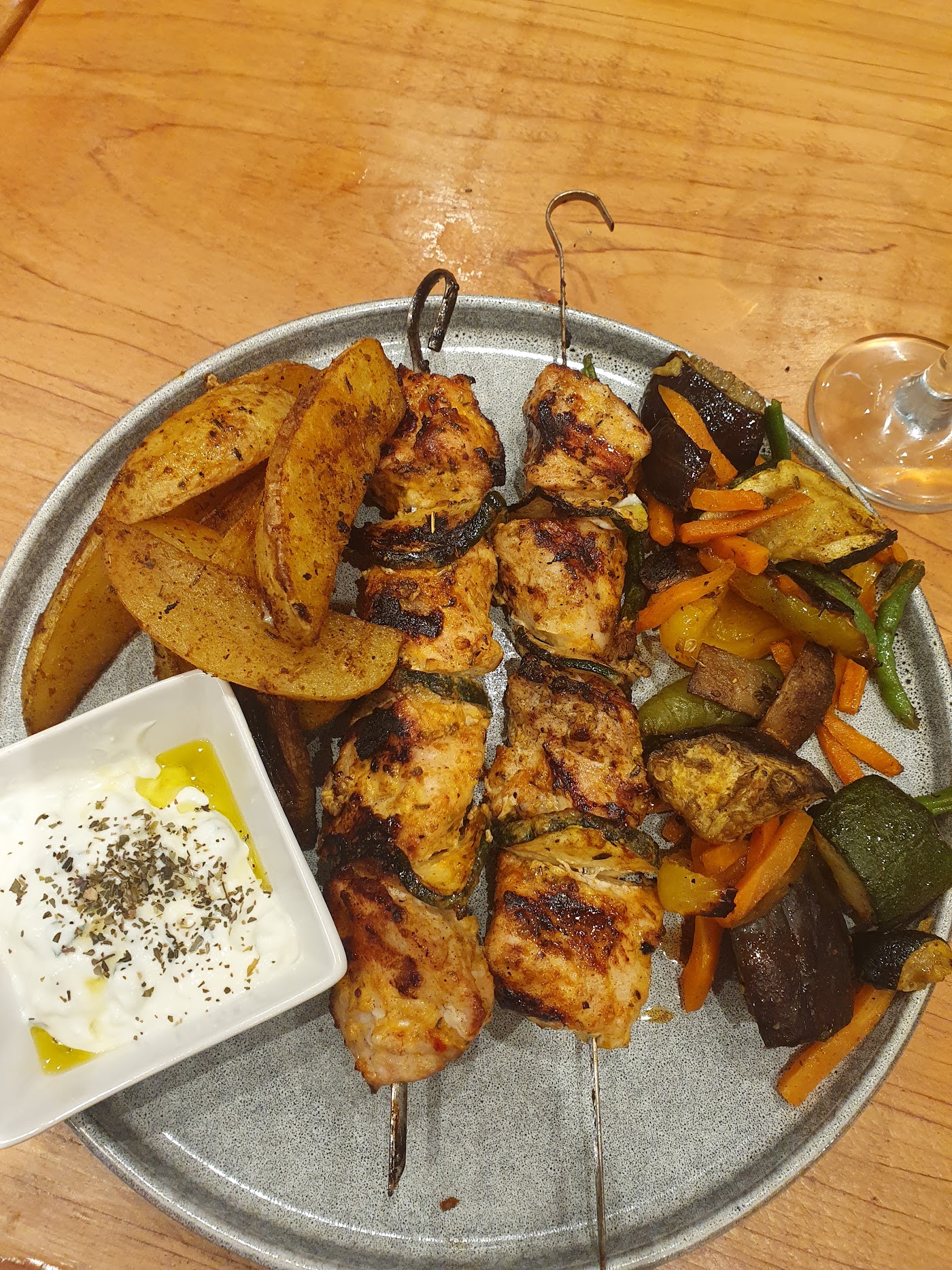 Brochettes de poulet grillées au feu de bois