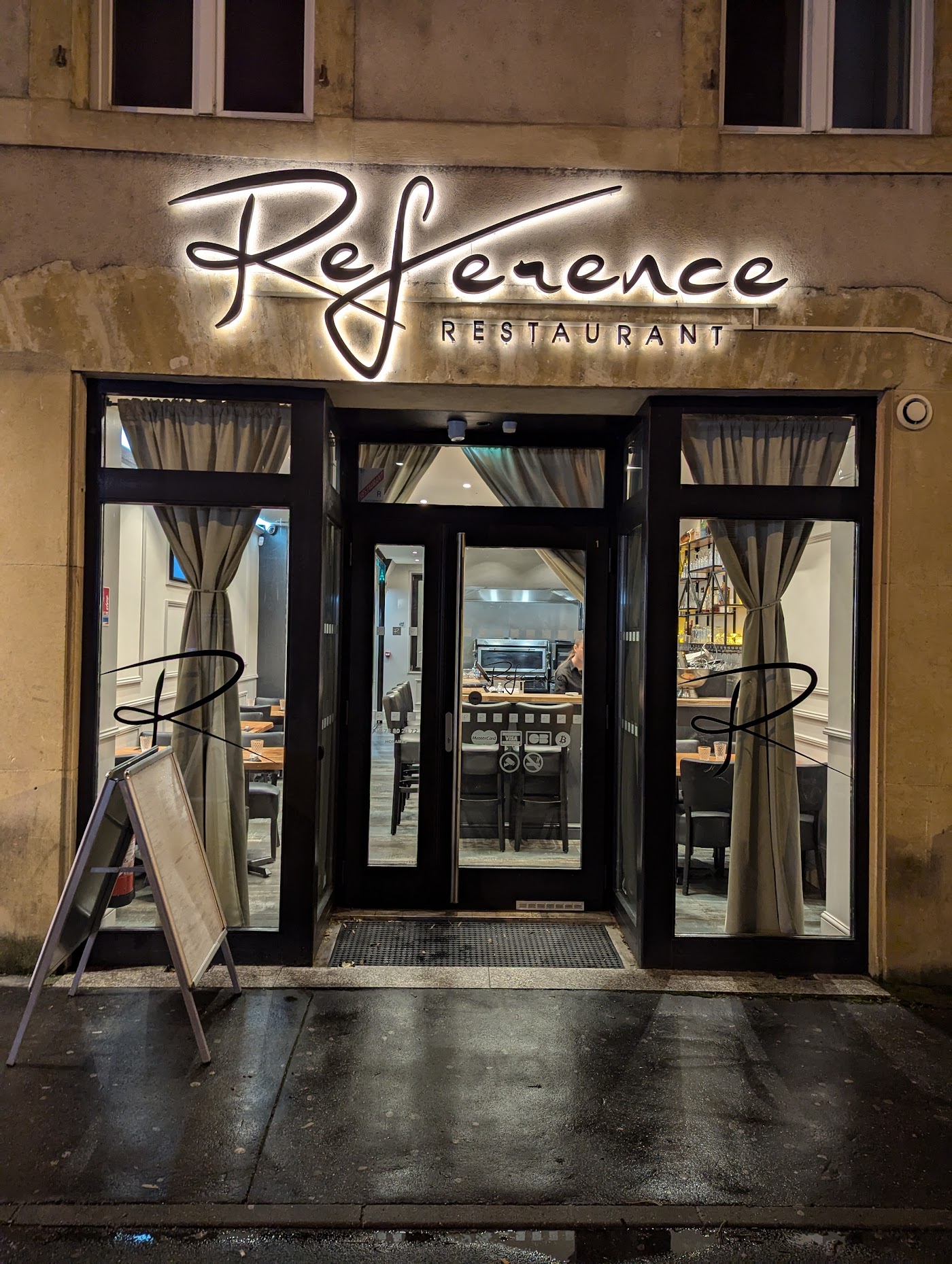 Devanture du restaurant Référence éclairée le soir, Metz